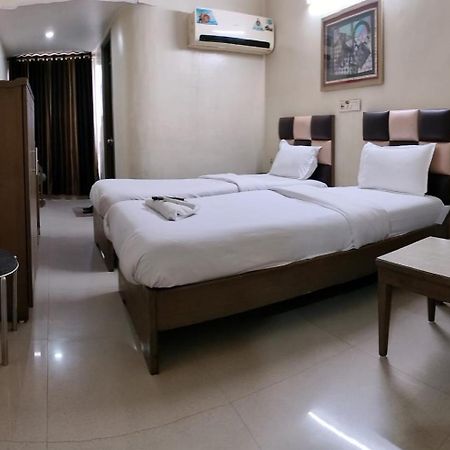 Hotel Zenith Surat Ngoại thất bức ảnh