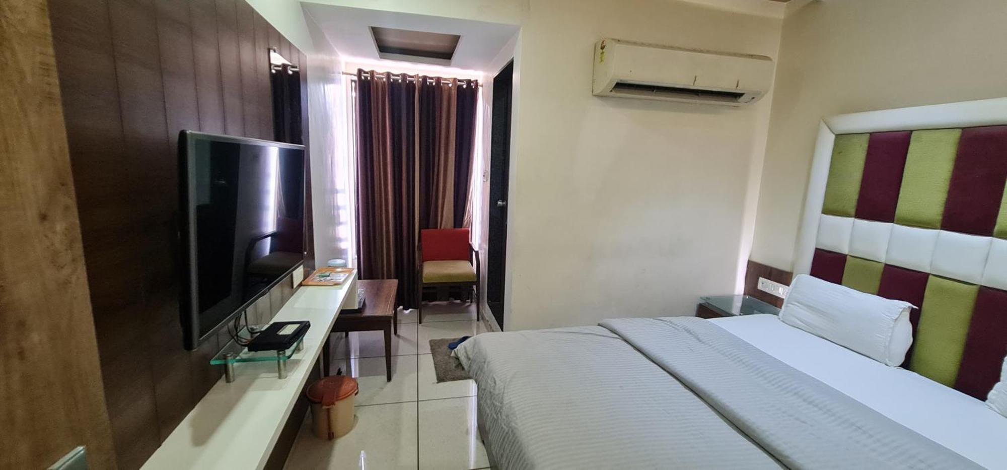 Hotel Zenith Surat Ngoại thất bức ảnh