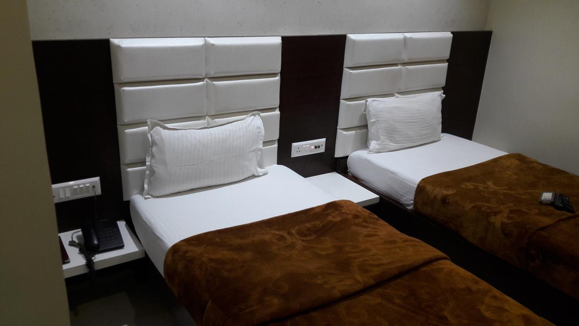 Hotel Zenith Surat Ngoại thất bức ảnh