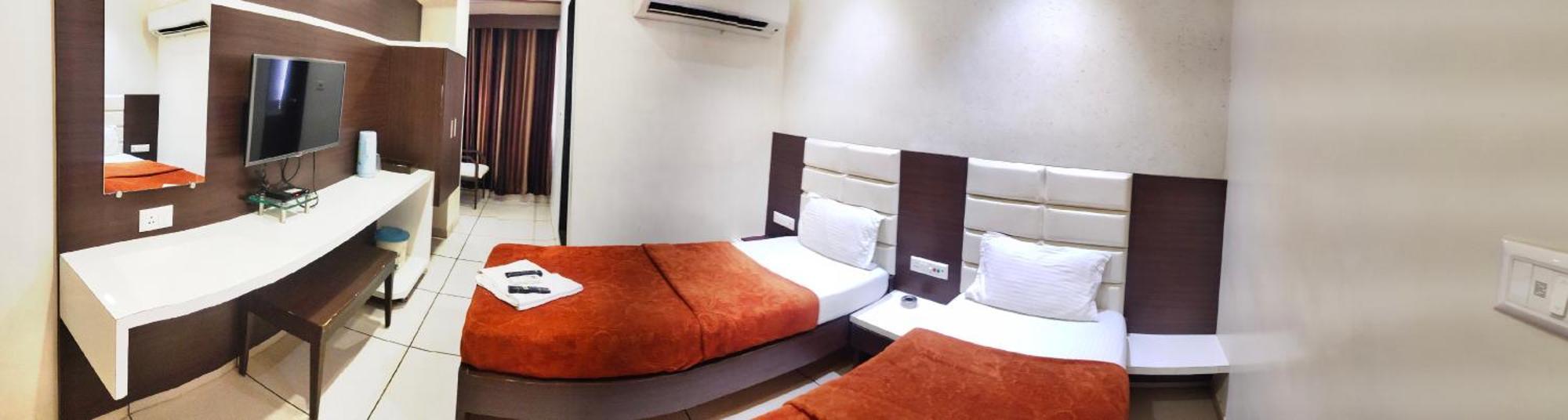 Hotel Zenith Surat Ngoại thất bức ảnh