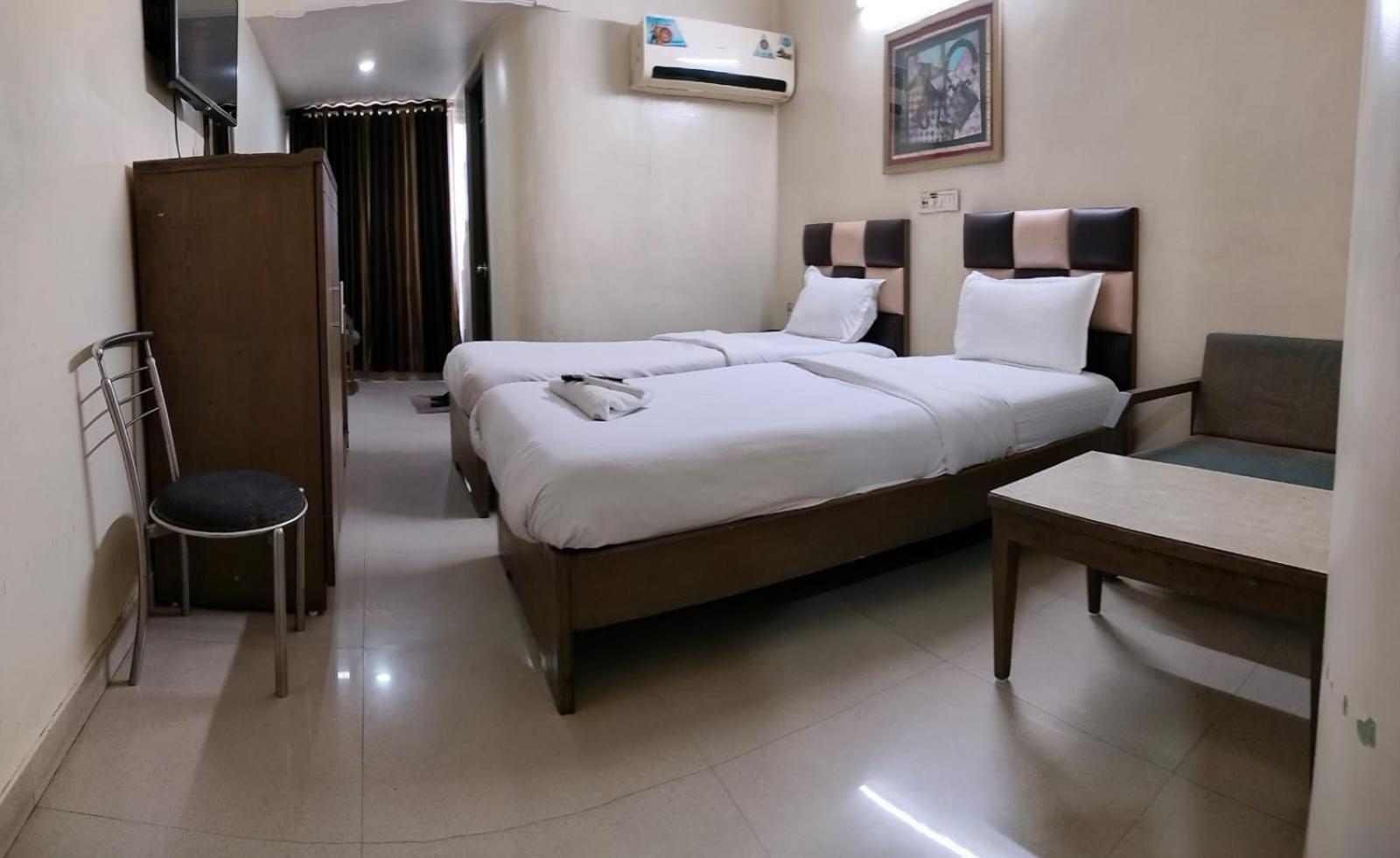 Hotel Zenith Surat Ngoại thất bức ảnh