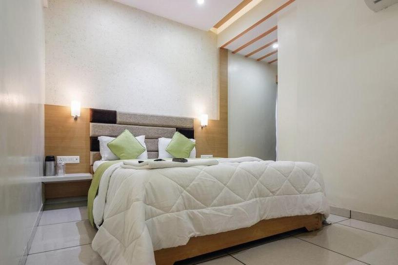 Hotel Zenith Surat Ngoại thất bức ảnh