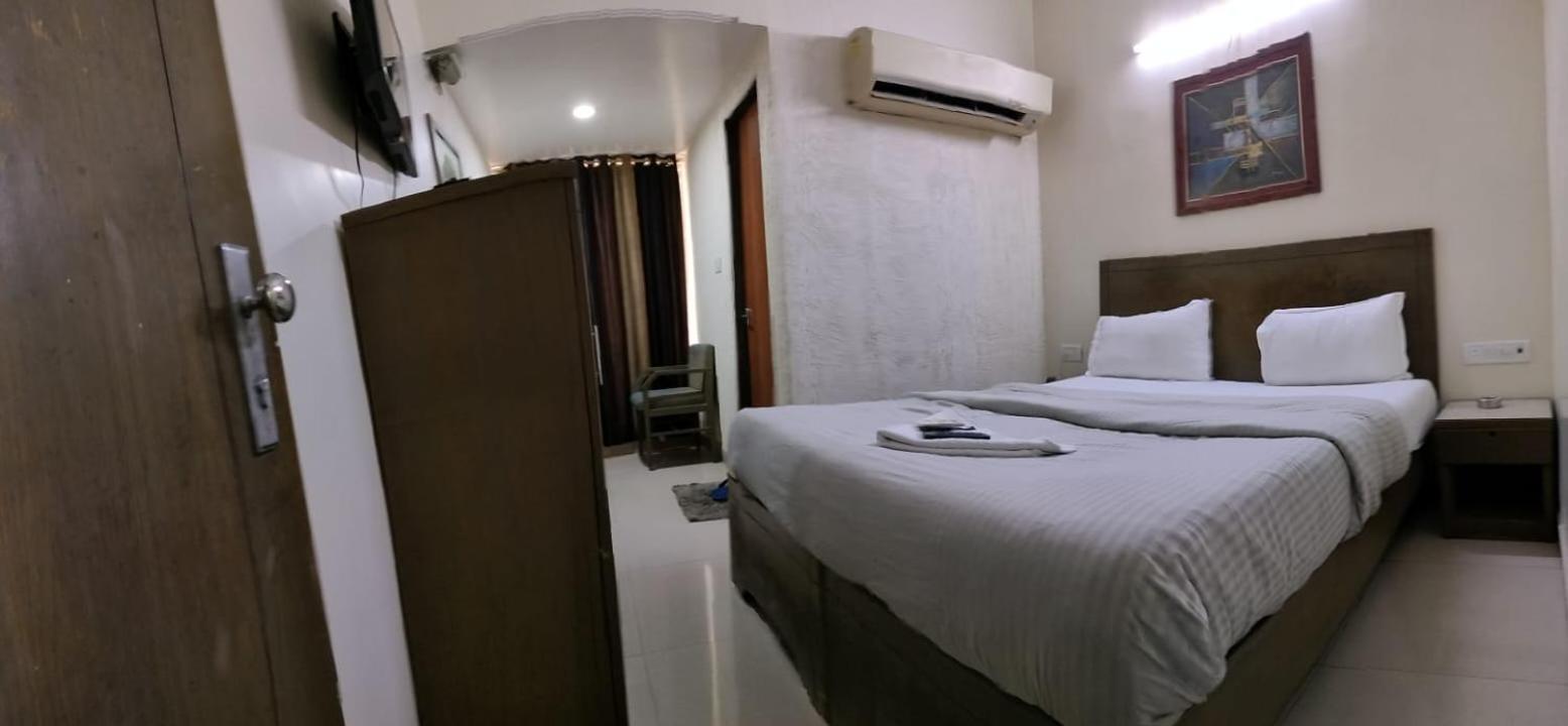 Hotel Zenith Surat Ngoại thất bức ảnh