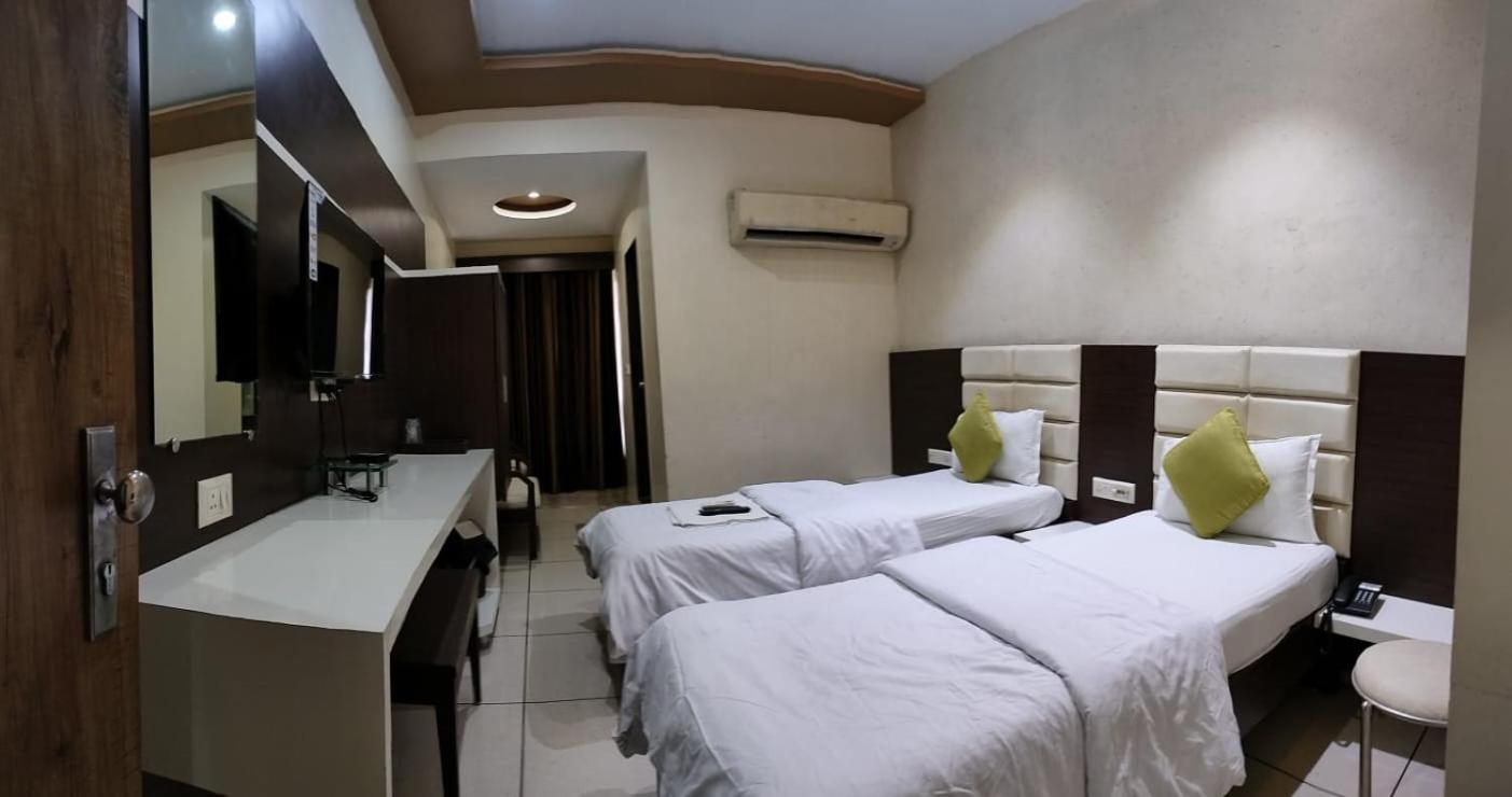 Hotel Zenith Surat Ngoại thất bức ảnh