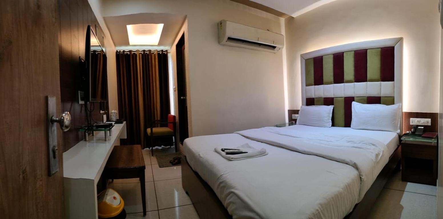 Hotel Zenith Surat Ngoại thất bức ảnh