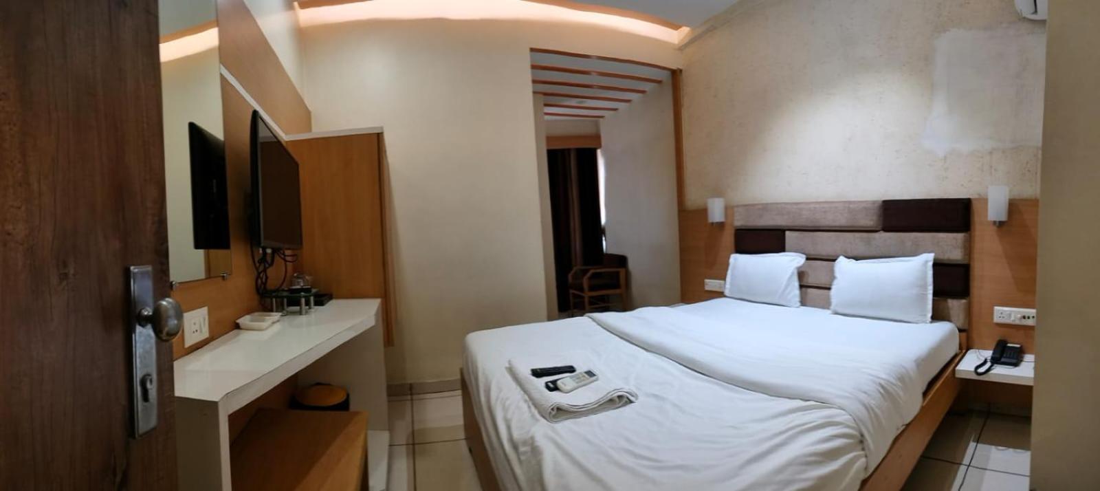 Hotel Zenith Surat Ngoại thất bức ảnh