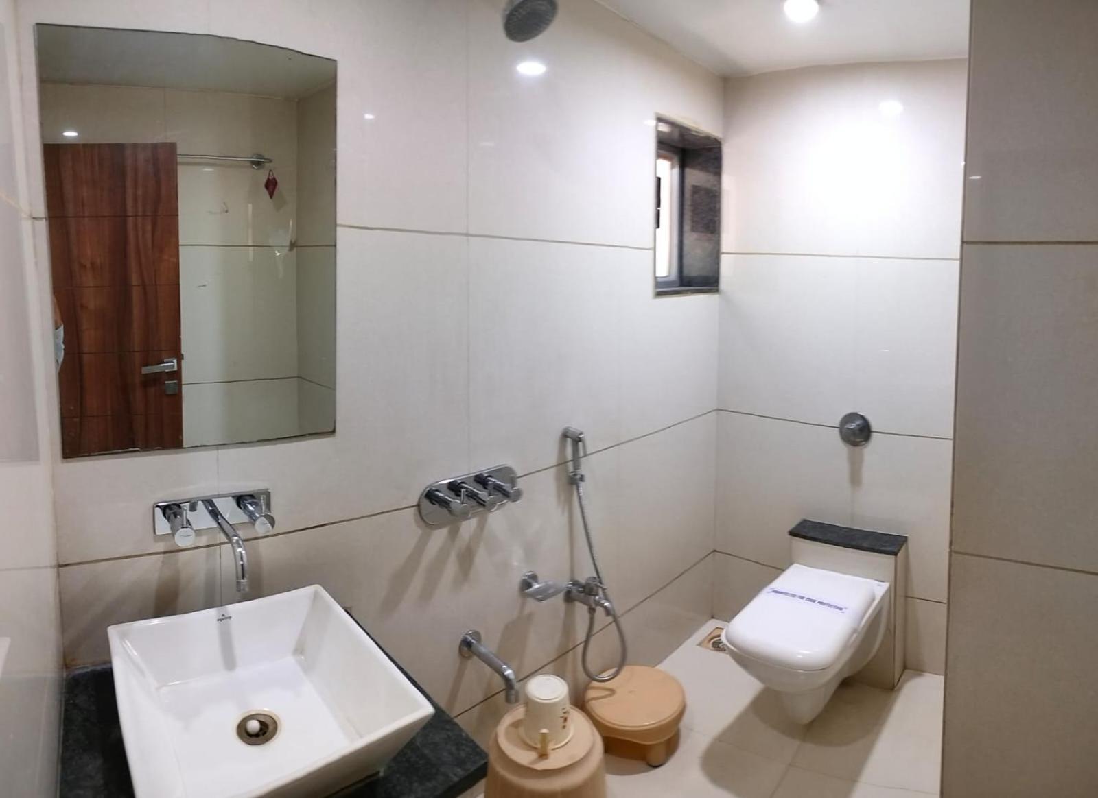 Hotel Zenith Surat Ngoại thất bức ảnh