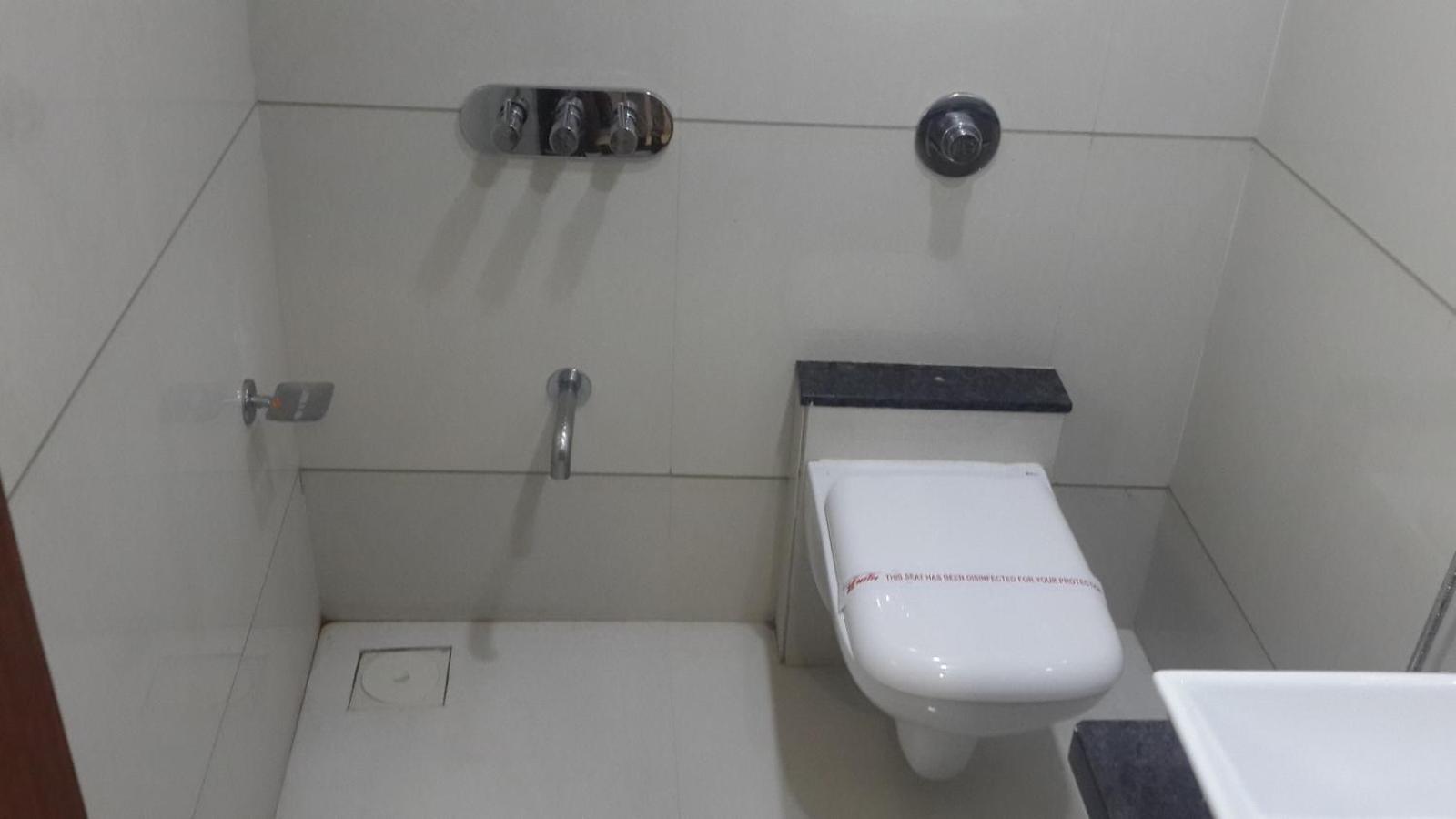 Hotel Zenith Surat Ngoại thất bức ảnh