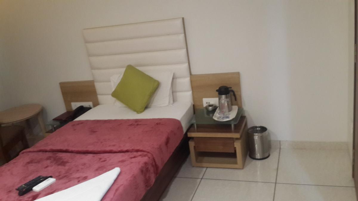Hotel Zenith Surat Ngoại thất bức ảnh