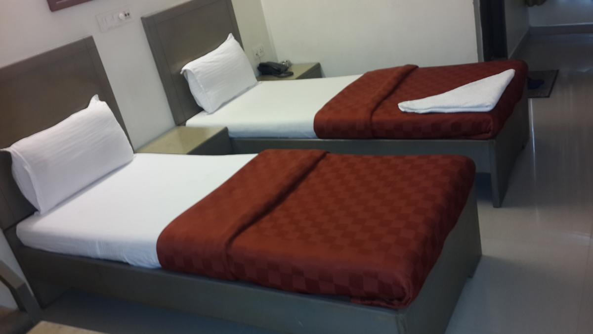 Hotel Zenith Surat Ngoại thất bức ảnh