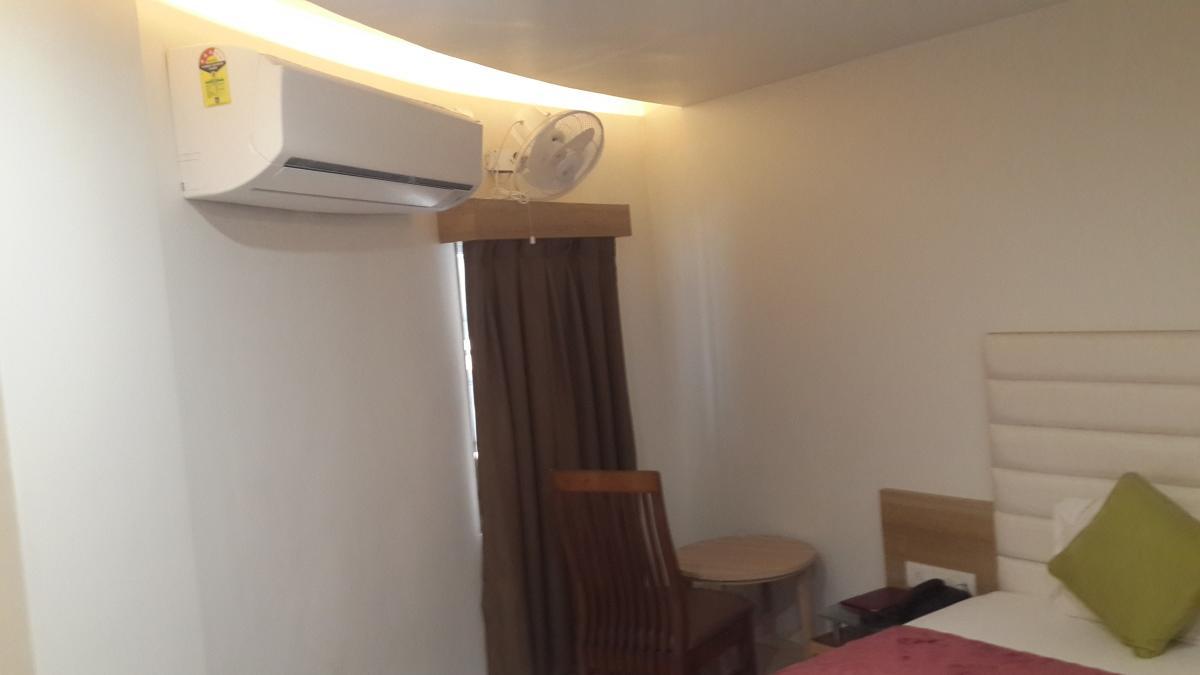 Hotel Zenith Surat Ngoại thất bức ảnh