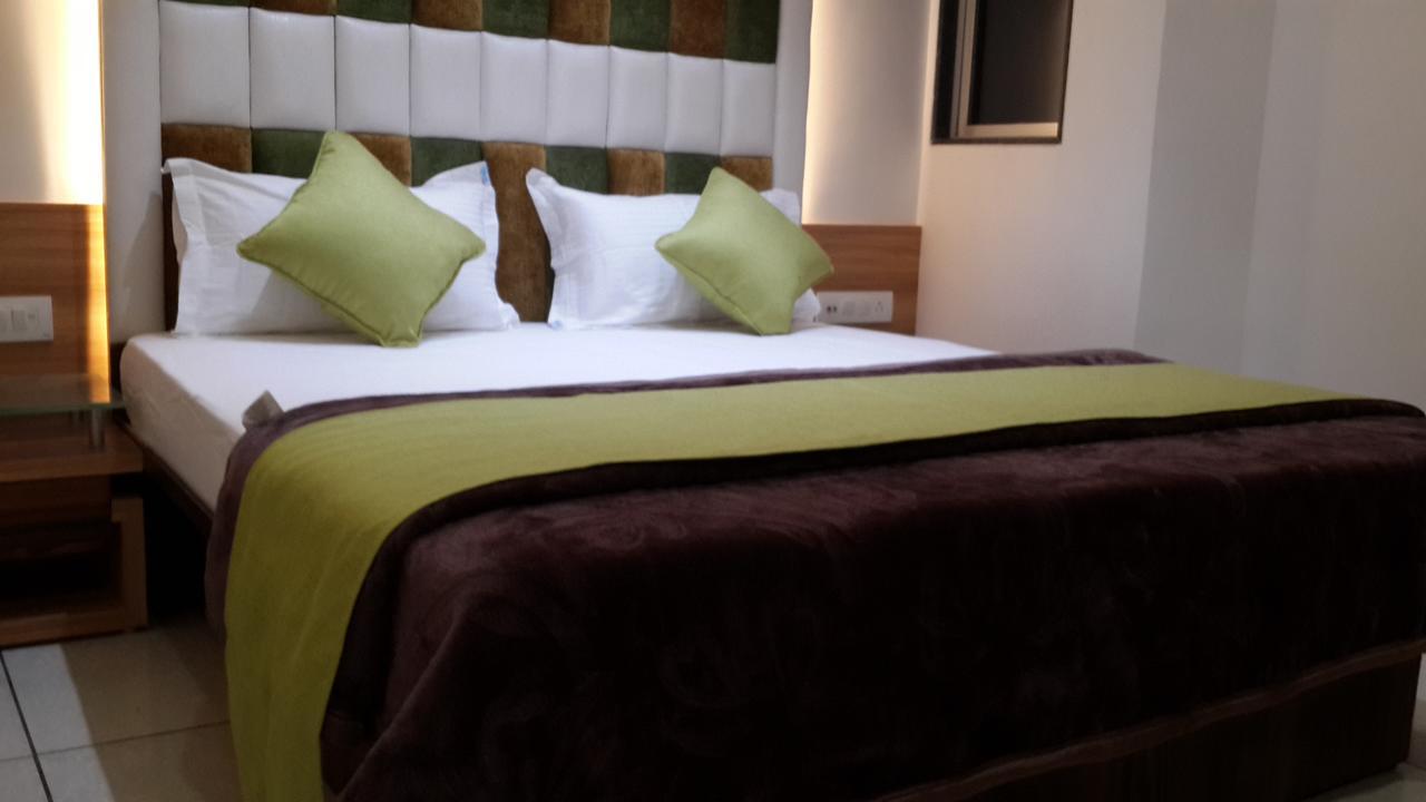 Hotel Zenith Surat Ngoại thất bức ảnh