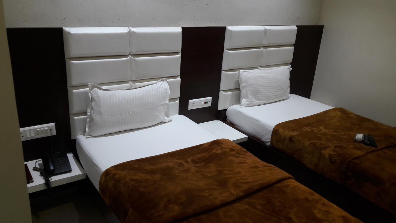 Hotel Zenith Surat Ngoại thất bức ảnh