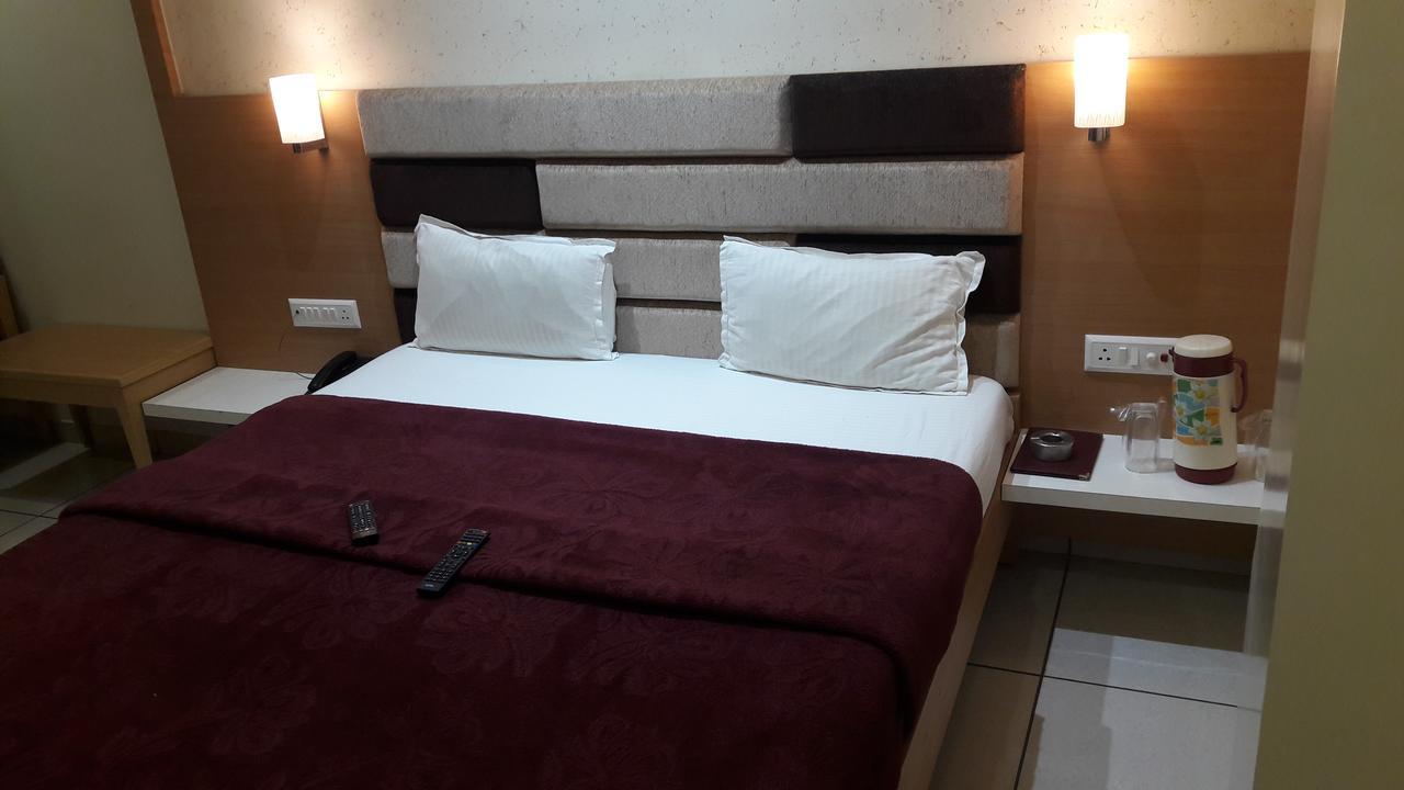 Hotel Zenith Surat Ngoại thất bức ảnh