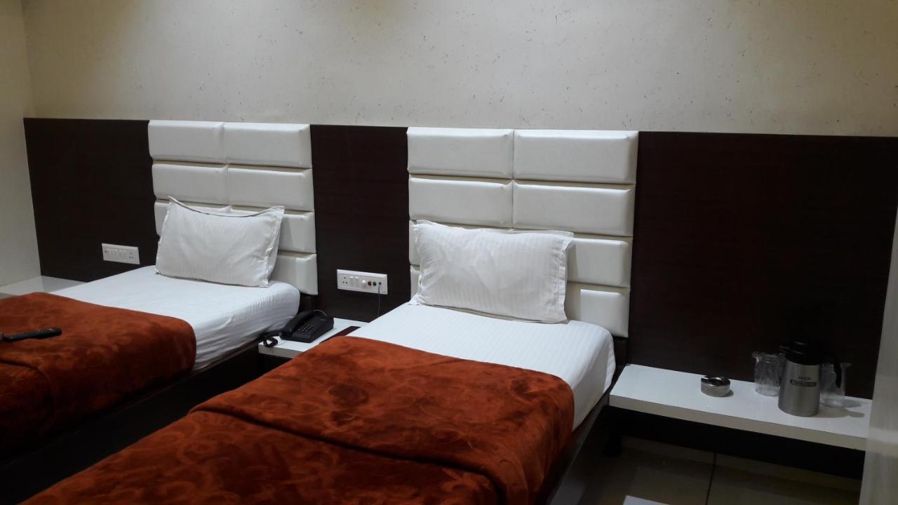 Hotel Zenith Surat Ngoại thất bức ảnh