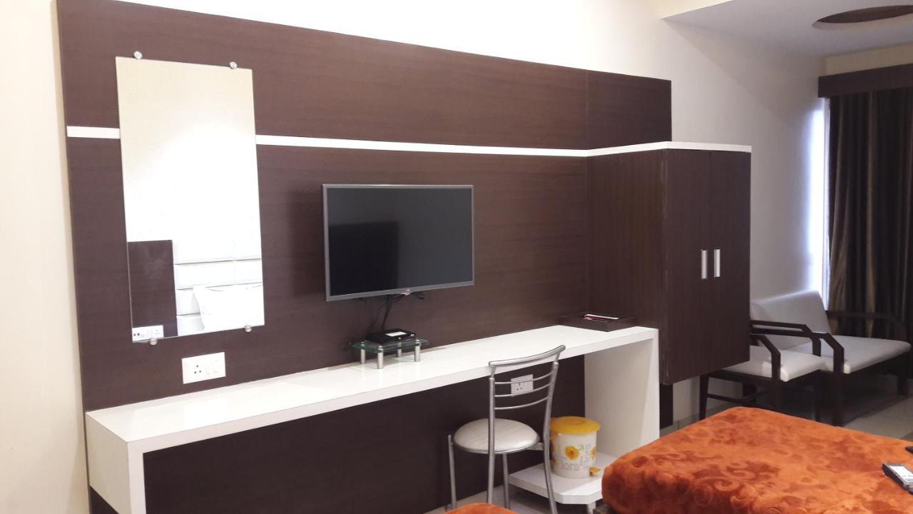 Hotel Zenith Surat Ngoại thất bức ảnh